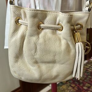 Michael Kors  Crossbody mini bag /Tassel  EUC  🎉HP🎉  pebbled leather  cream/gold